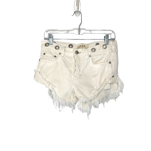 We The Free Grommet White Button Fly Denim Distressed Cut Off Shorts Size 24 - Picture 2 of 8